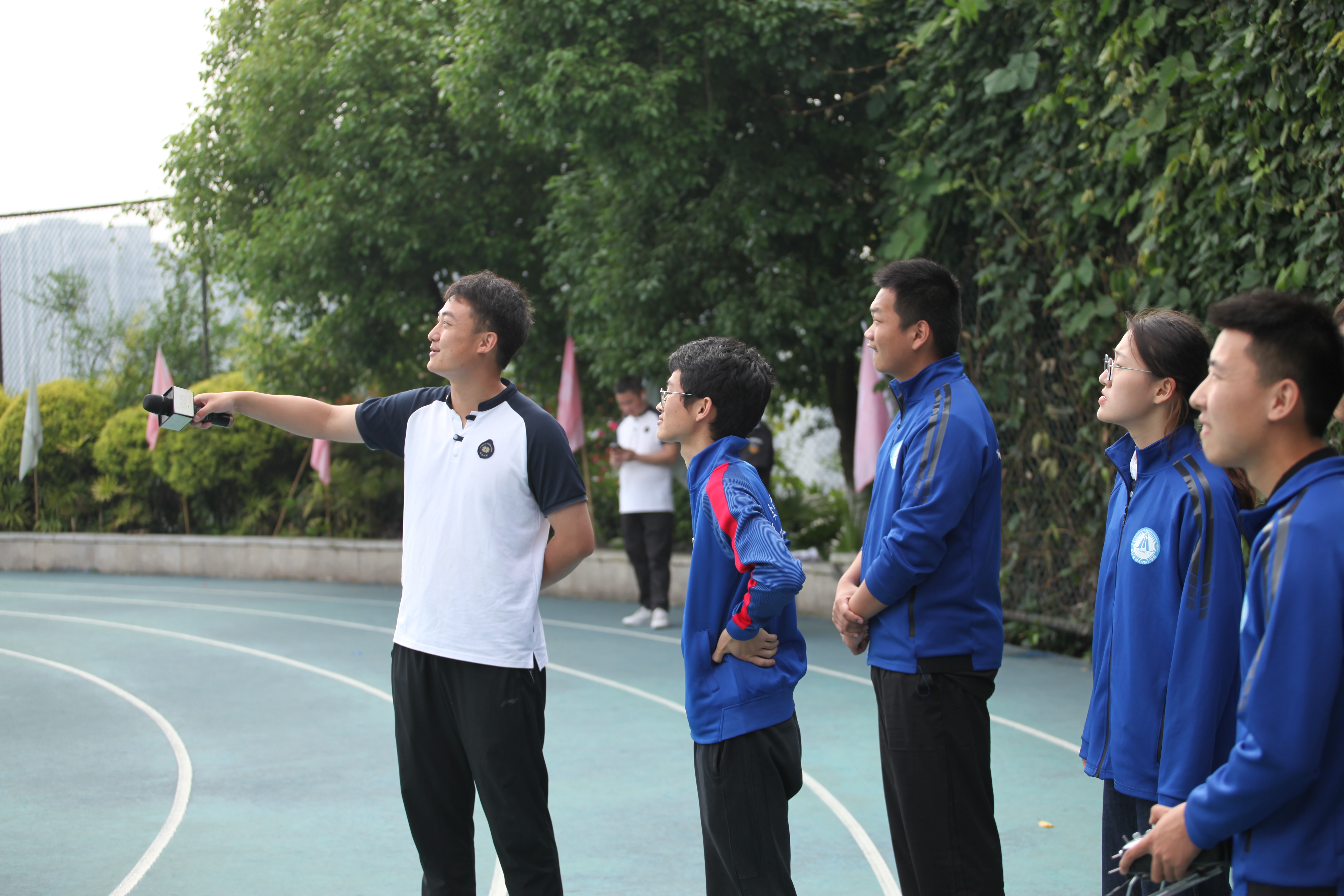 实验室成员在小学表演参加活动